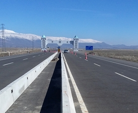 BÜYÜKŞEHİR, YOL GÜVENLİĞİ İÇİN BETON OTO KORKULUK YAPIYOR