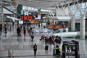Erzurum Hava Limanında vatandaşa özel güvenlikçi çilesi