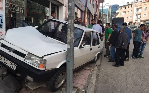 Erzurum'da Şok Kaza!.. Fren Yerine Gaza Basınca Mağazaya Daldı