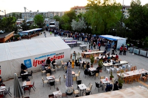 PALANDÖKEN BELEDİYESİ HER GÜN 2 BİN VATANDAŞA İFTAR VERİYOR