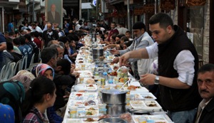 BÜYÜKŞEHİR UZUNDERE’DE KARDEŞLİK SOFRASI KURDU