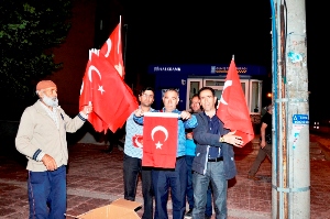 PALANDÖKEN BELEDİYESİ 25 BİN TÜRK BAYRAĞI DAĞITTI