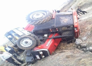 Horasan'da traktör takla attı...