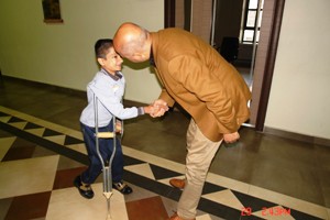 Ali Korkut, engelli bir çocuğun kalbini yaptı  "Cam kemik hastası Sihayan bilgisayarla çok mutlu oldu"