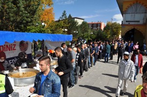 PALANDÖKEN BELEDİYESİ BİNLERCE VATANDAŞA "AŞURE" İKRAM ETTİ