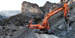 BÜYÜKŞEHİR OLUR’DA YOL YAPIYOR