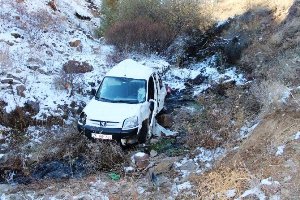 Horasan'da Otomobil Uçuruma Yuvarlandı: 2 Yaralı