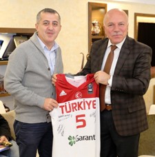 BASKETBOL CAMİASININ USTALARINDAN BAŞKAN SEKMEN’E ZİYARET