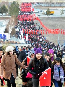 20 Bin Erzurumlu, 139 Yıl Önce Atalarının Yaptığı Gibi Aziziye Tabyaları'na Yürüdü