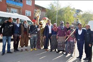 Erzurum'da ilginç görüntüler..Gelini Deve Oynatarak Evden Çıkardılar