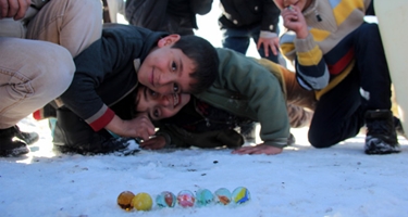 Erzurum’da çocukların kızak ve misket keyfi