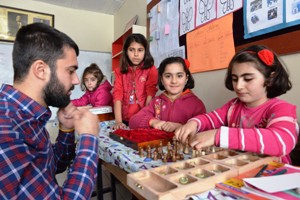 Yakutiye Belediyesi köy çocuklarını satrançla tanıştırıyor