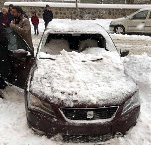 Erzurum'da çatıdan düşen kar kütlesi 3 otomobili hurdaya çevirdi