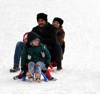 Palandöken’de düşe kalka kızak keyfi