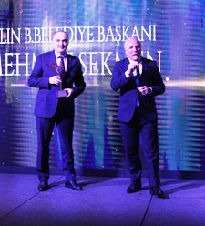 BAŞKAN SEKMEN “YILIN BELEDİYE BAŞKANI” SEÇİLDİ