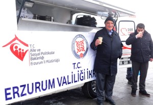 ERZURUM VALİLİĞİNCE VATANDAŞLARA ÜCRETSİZ ÇORBA DAĞITILIYOR