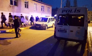 Erzurum'da İki Aile Kavga Etmesin Diye 50'ye Yakın Polis Sabaha Kadar Nöbet Tuttu