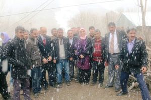 Dağ taş yağmur çamur dinlemiyor...Çalmadık kapı bırakmadı