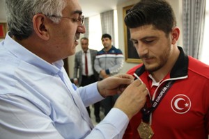 AK Parti il Başkanı Öz Şampiyon Güreşçi'yi altınla ödüllendirdi