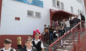 Erzurum AFAD Okullarda Deprem Eğitimi ve Tatbikatları Yapıyor
