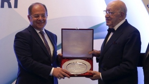 Sağlık Bakanı Prof. Dr. Recep Akdağ'a Onur Ödülü