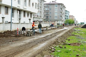 Yakutiye'nin ramazan mesaisi...  Şehrin dört bir yanında yol, kaldırım yapıyor