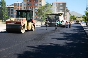 PALANDÖKEN BELEDİYESİNİN ASFALT VE KİLİT PARKE ÇALIŞMASI HIZLA DEVAM EDİYOR