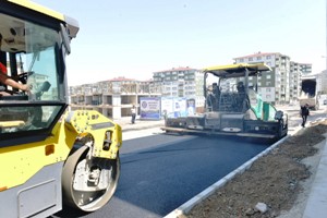 Yakutiye, açtığı yeni yolları asfaltladı. Hilalkent, köşe bucak asfaltlanıyor