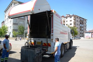 PALANDÖKEN BELEDİYESİ, ÇÖP KONTEYNERİ YIKAMA VE DEZENFEKTE ARACINI HİZMETE SOKTU