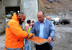 VALİ AZİZOĞLU, OVİT TÜNELİNDE İNCELEME YAPARAK, İŞÇİLERE TATLI İKRAMINDA BULUNDU