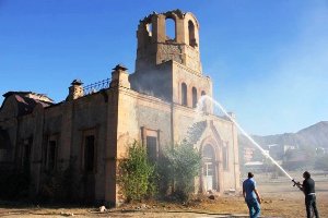Erzurum'da Tinerciler Tarihi Oltu Kilisesini Yaktılar