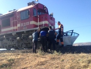 Erzurum'da Otomobil Trenin Altında Kaldı: 1 Ölü 3 Yaralı