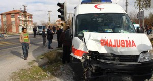 Erzurum'da Ambulans Devrildi: 3 Yaralı