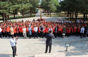 Atatürk Üniversitesi Vakıf Okulları Öğrencileri İlk Dersi Kars Kapı Şehitliği’nde Yaptı