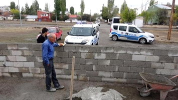 Erzurum'da Tapulu Arazisinden Geçen Yola Duvar Ören Yaşlı Adamı Görenler Şaşkına Döndü