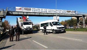 Konteynır Taşıyan Vinç, Üst Geçide Takıldı