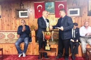 Milletvekili Ilıcalı'dan şampiyon atlı spora arpa desteği