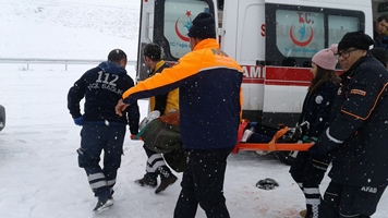 Erzurum'da özel halk otobüsü yan yattı: 18 yaralı