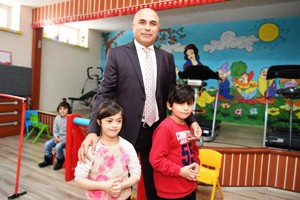 Ali Korkut, Erzurum Özel Eğitim Uygulama Merkezini ziyaret etti.. "Engelliler ile vakit geçirdi"