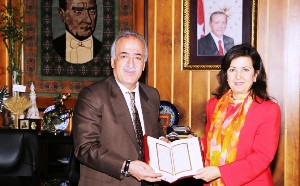 İzmir Demokrasi Üniversitesi Rektörü Bedriye Tunçsiper, Rektör Çomaklı’yı ziyaret etti