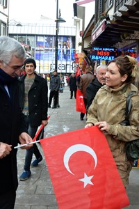 AK Parti Erzurum İl Başkanlığı’ndan vatandaşa 100 Bin Türk Bayrağı