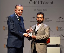 Doç. Dr. Abdulvahap Özsoy, birincilik ödülünün mutluluğunu Rektör Çomaklı ile paylaştı