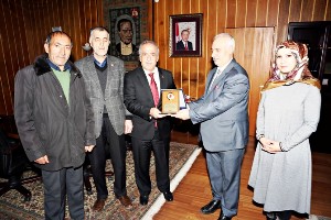 Türkiye Emekliler Derneğinden Rektör Çomaklı’ya teşekkür plaketi