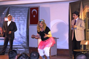 Erzurum Şehir Tiyatrosu iki oyunla Türkiye turnesinde
