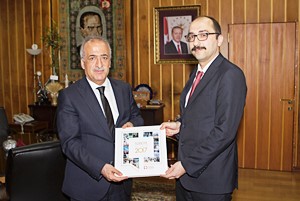 BYEGM Erzurum İl Müdürü Küçükece, Rektör Çomaklı’ya ‘Türkiye 2017’ ve ‘Harp Mecmuası’ eserlerini hediye etti