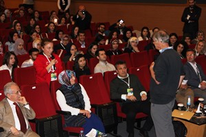 Nobel Ödüllü bilim adamı Tim Hunt, öğrencilerle tecrübelerini paylaştı
