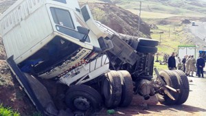 Erzurum’da kaçak göçmenleri taşıyan kamyon devrildi: 2 ölü, 101 yaralı
