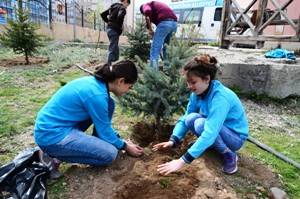 Palandöken Belediyesi öğrencilerle fidan dikti