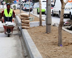 BÜYÜKŞEHİR ORTA REFÜJLERİ BETON BORDÜRLERLE YENİLİYOR