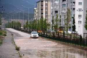 Sağanak yağmur yolları göle çevirdi